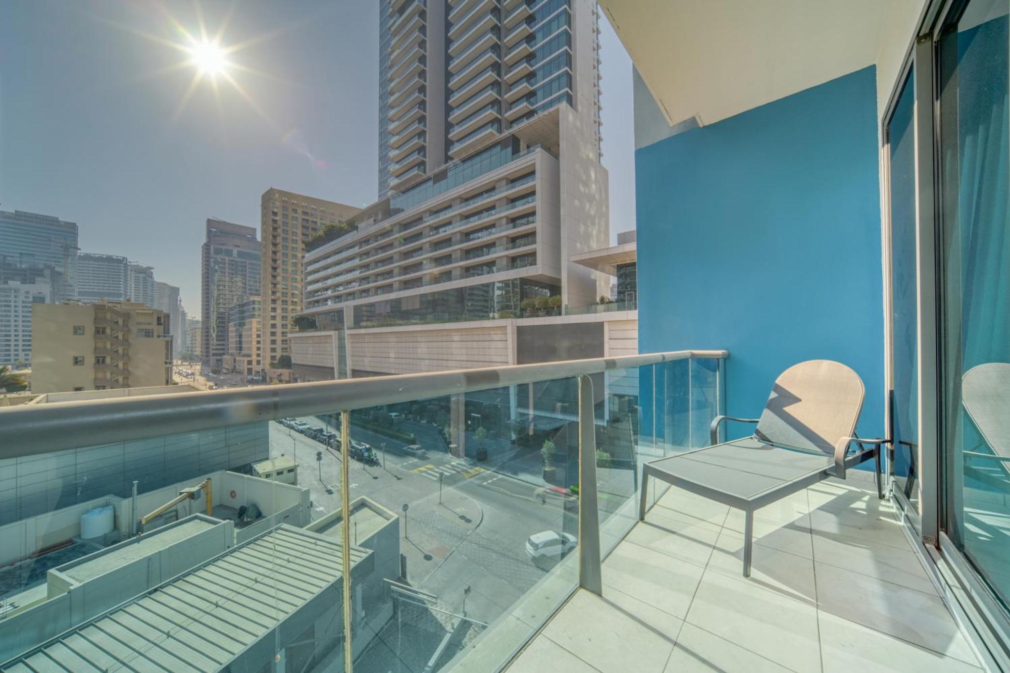 Apartment Stylish Upgraded 3br Retreat In Marina