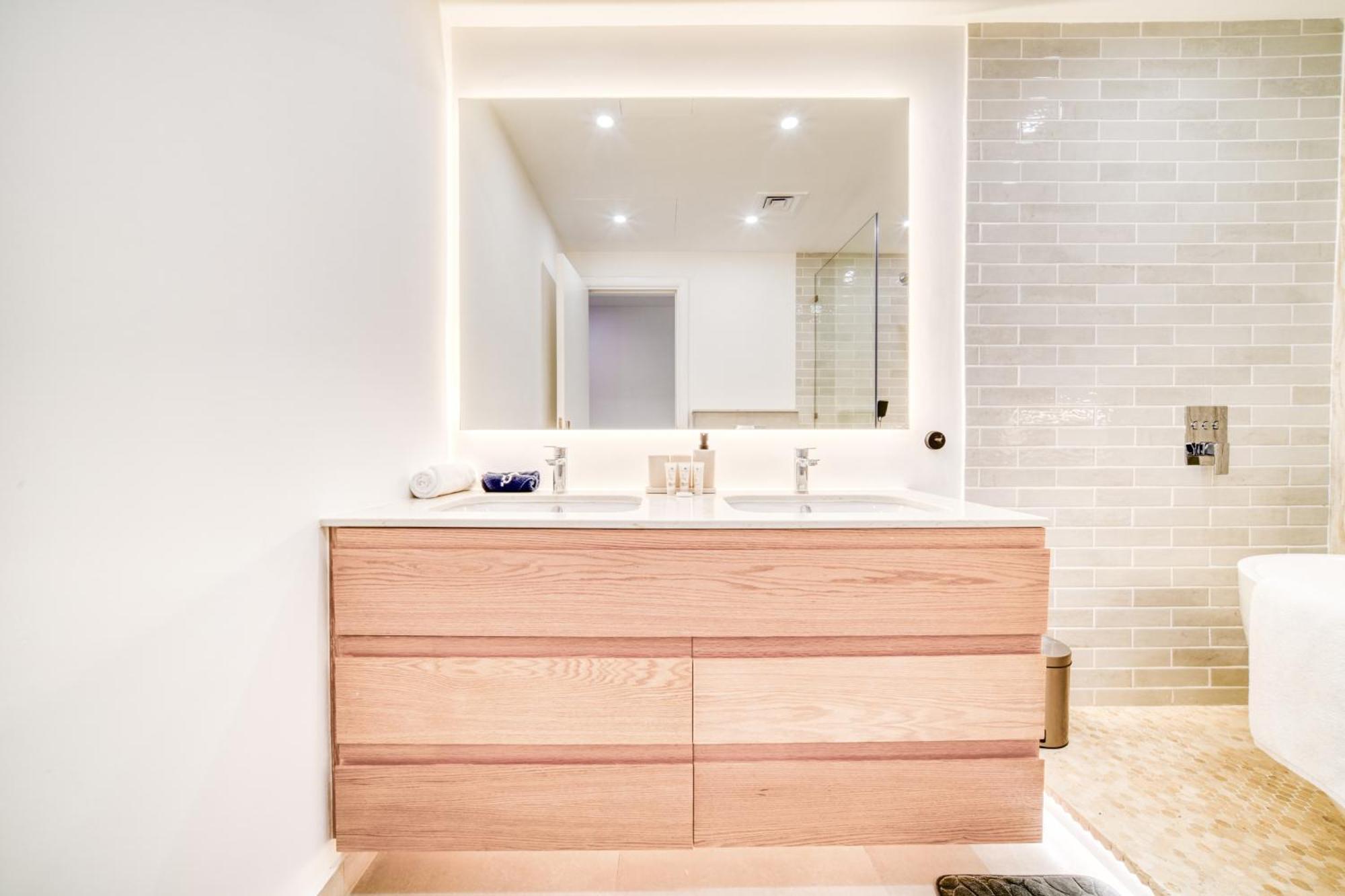 Stylish Upgraded 3br Retreat In Marina Apartment Dubai