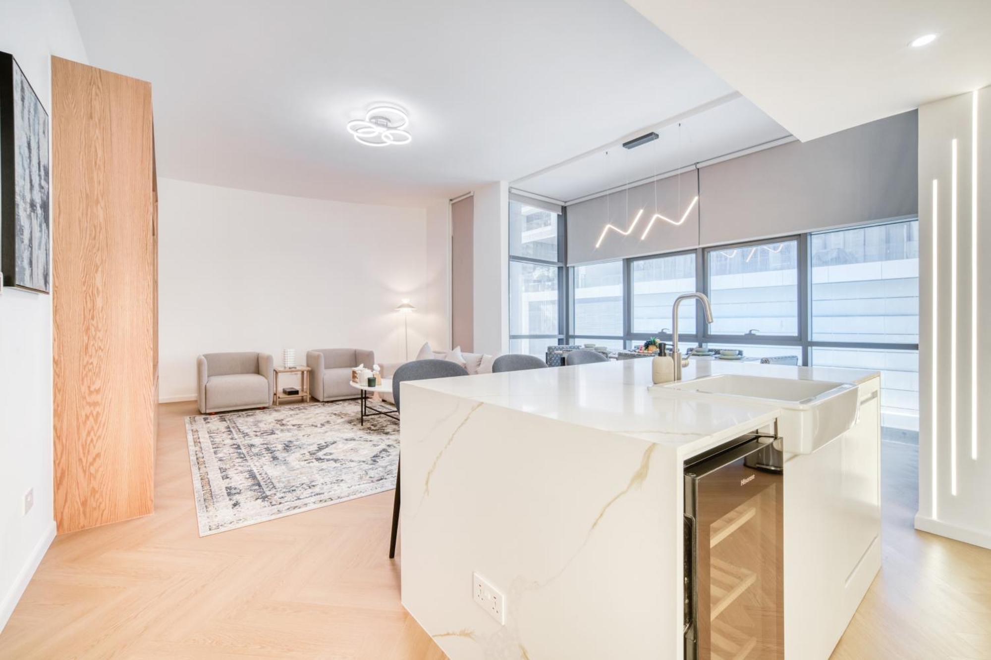 Stylish Upgraded 3br Retreat In Marina Dubai