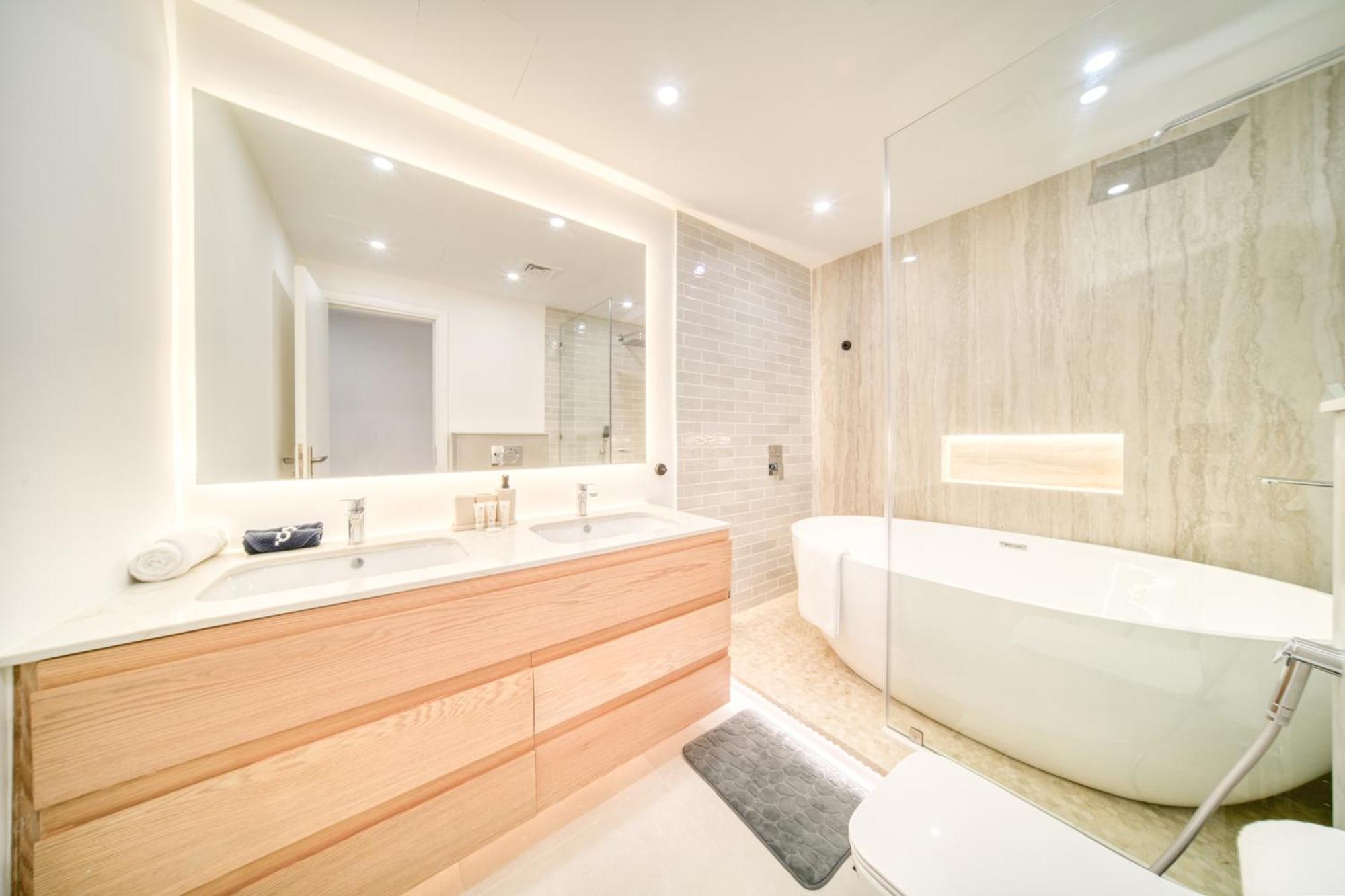 Apartment Stylish Upgraded 3br Retreat In Marina
