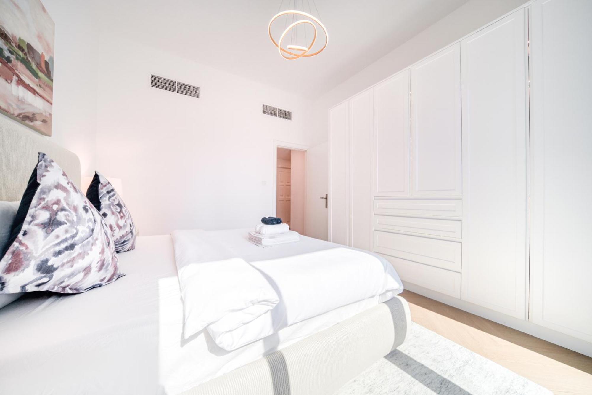 Stylish Upgraded 3br Retreat In Marina Apartment *