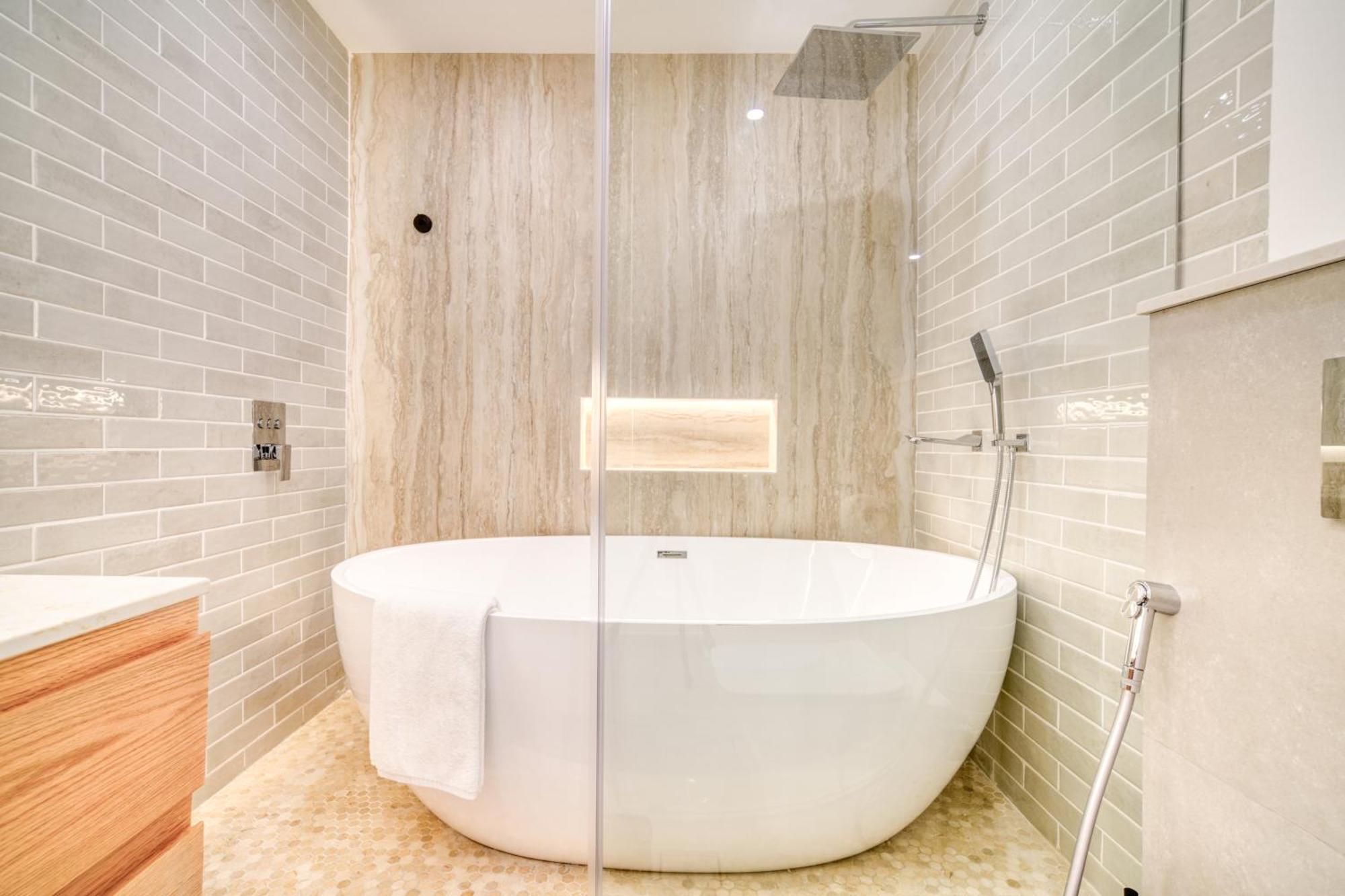 Stylish Upgraded 3br Retreat In Marina *