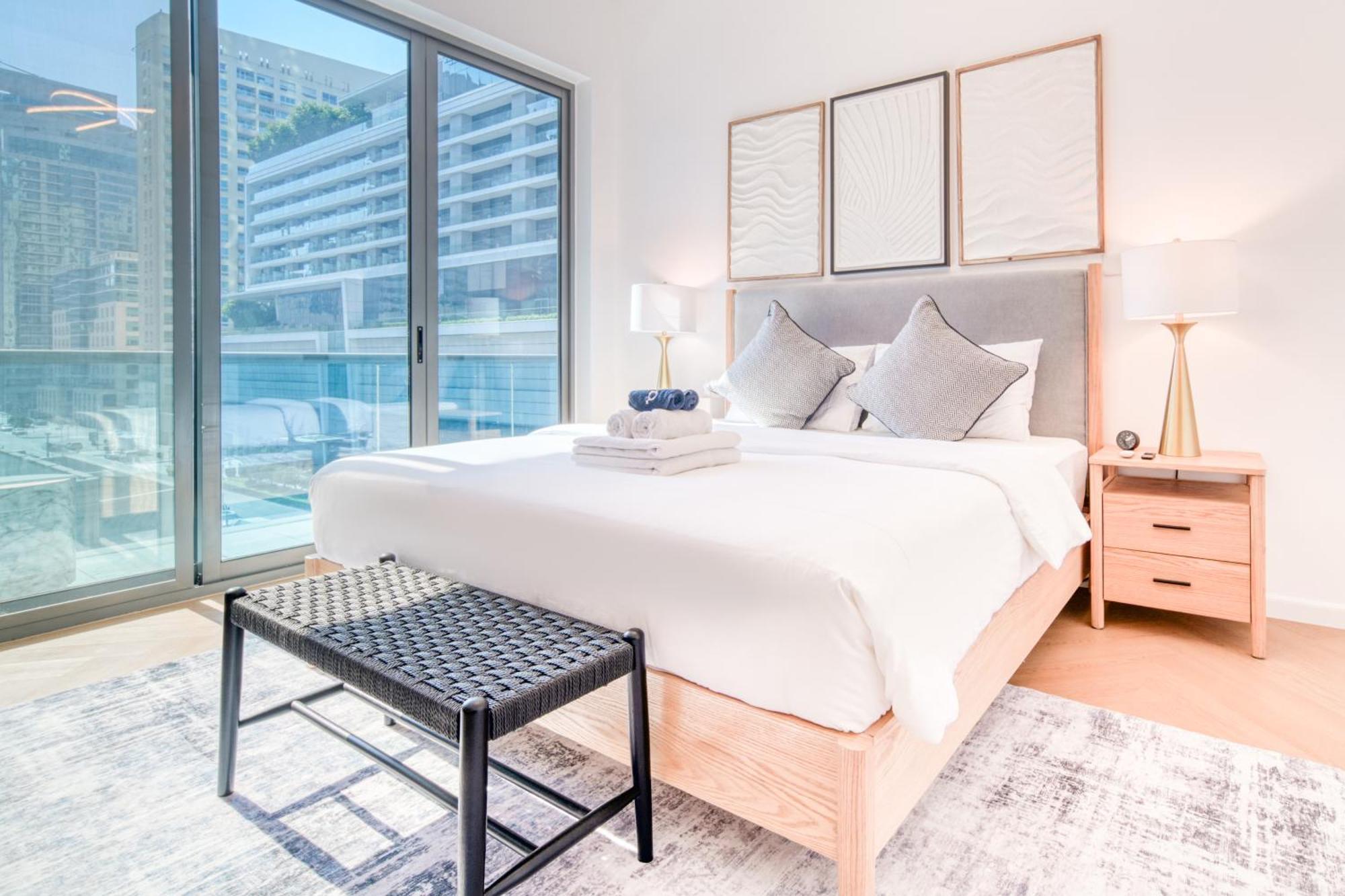 Stylish Upgraded 3br Retreat In Marina