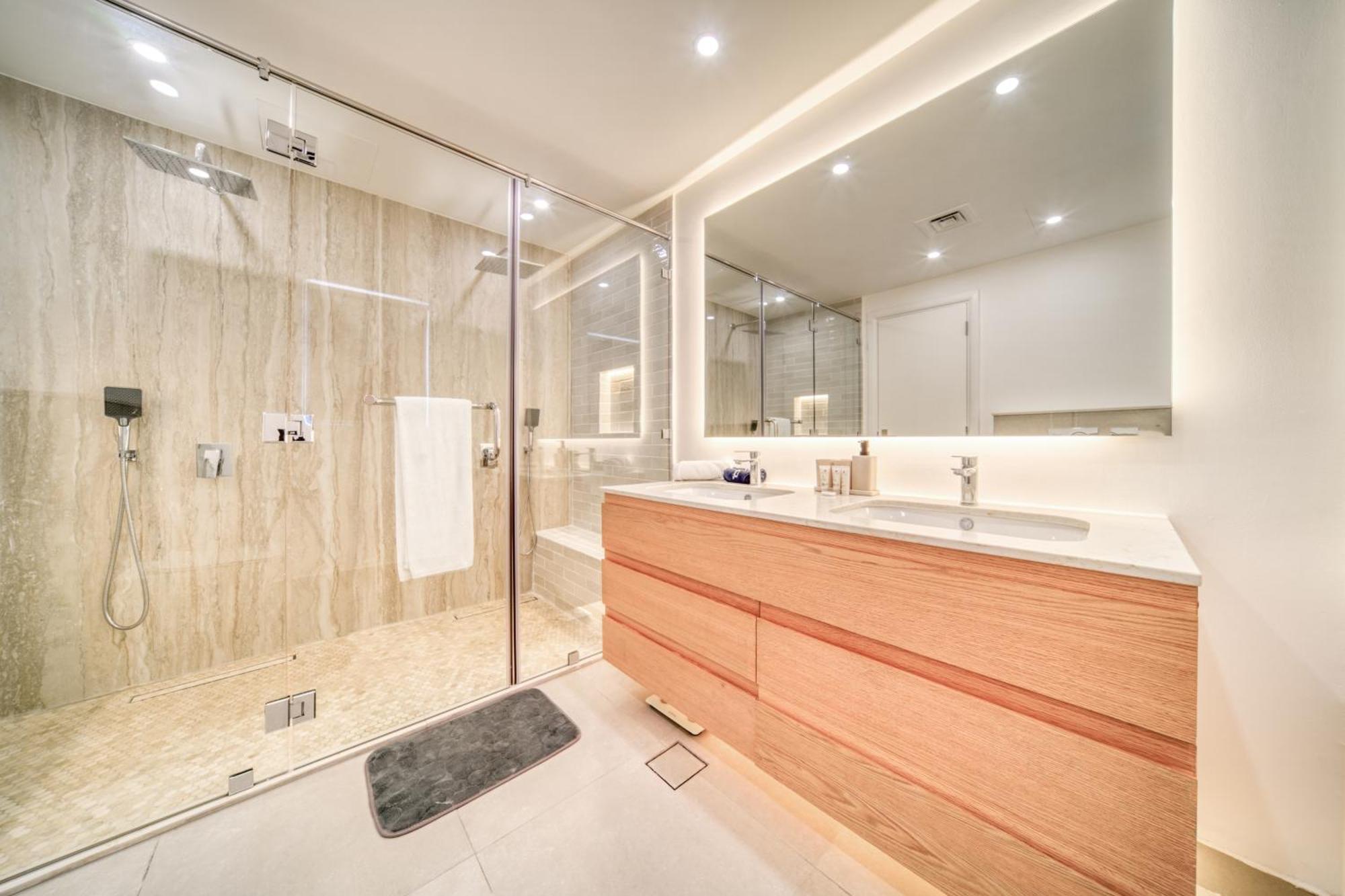 Stylish Upgraded 3br Retreat In Marina *
