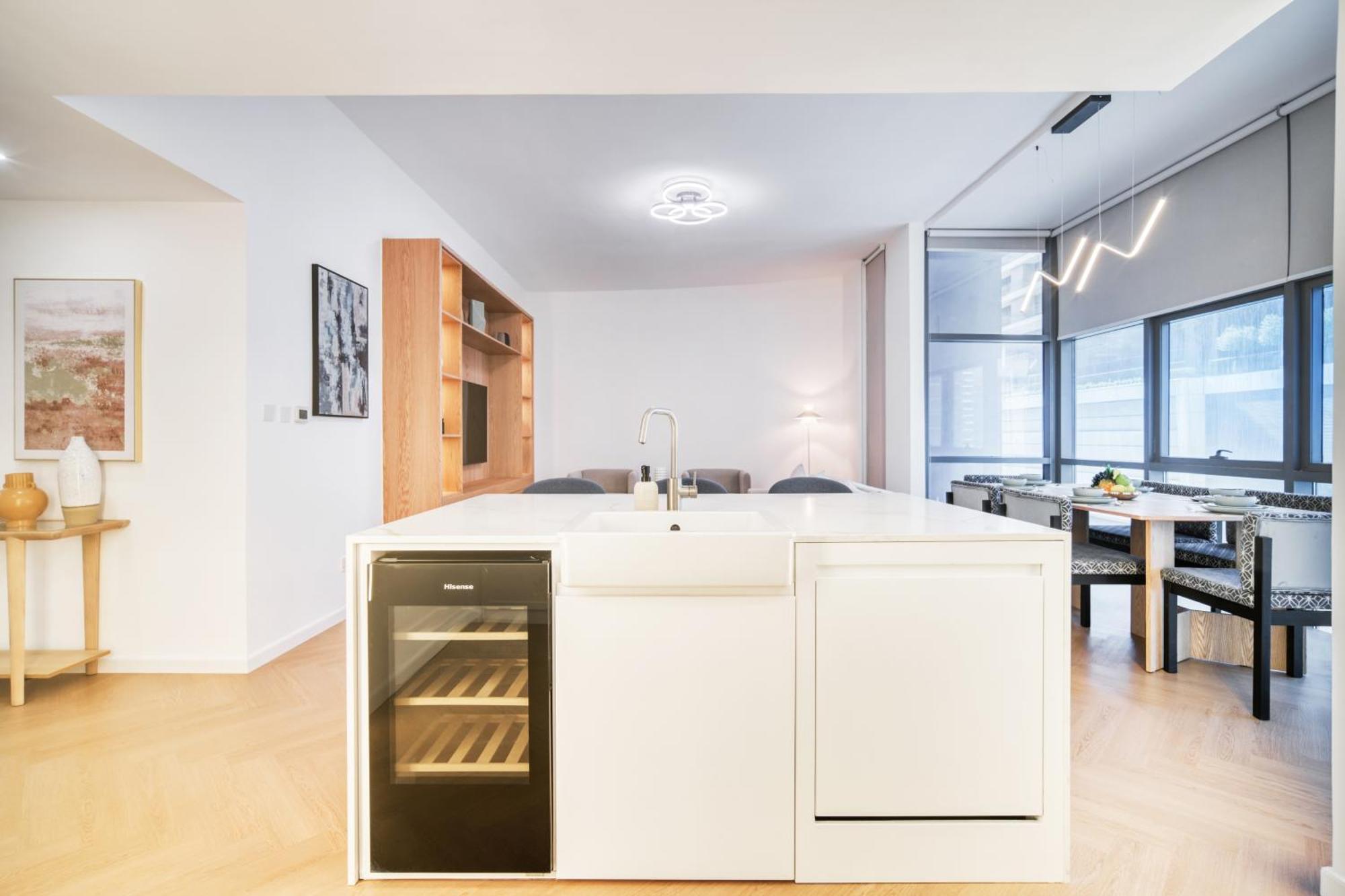 Stylish Upgraded 3br Retreat In Marina Apartment