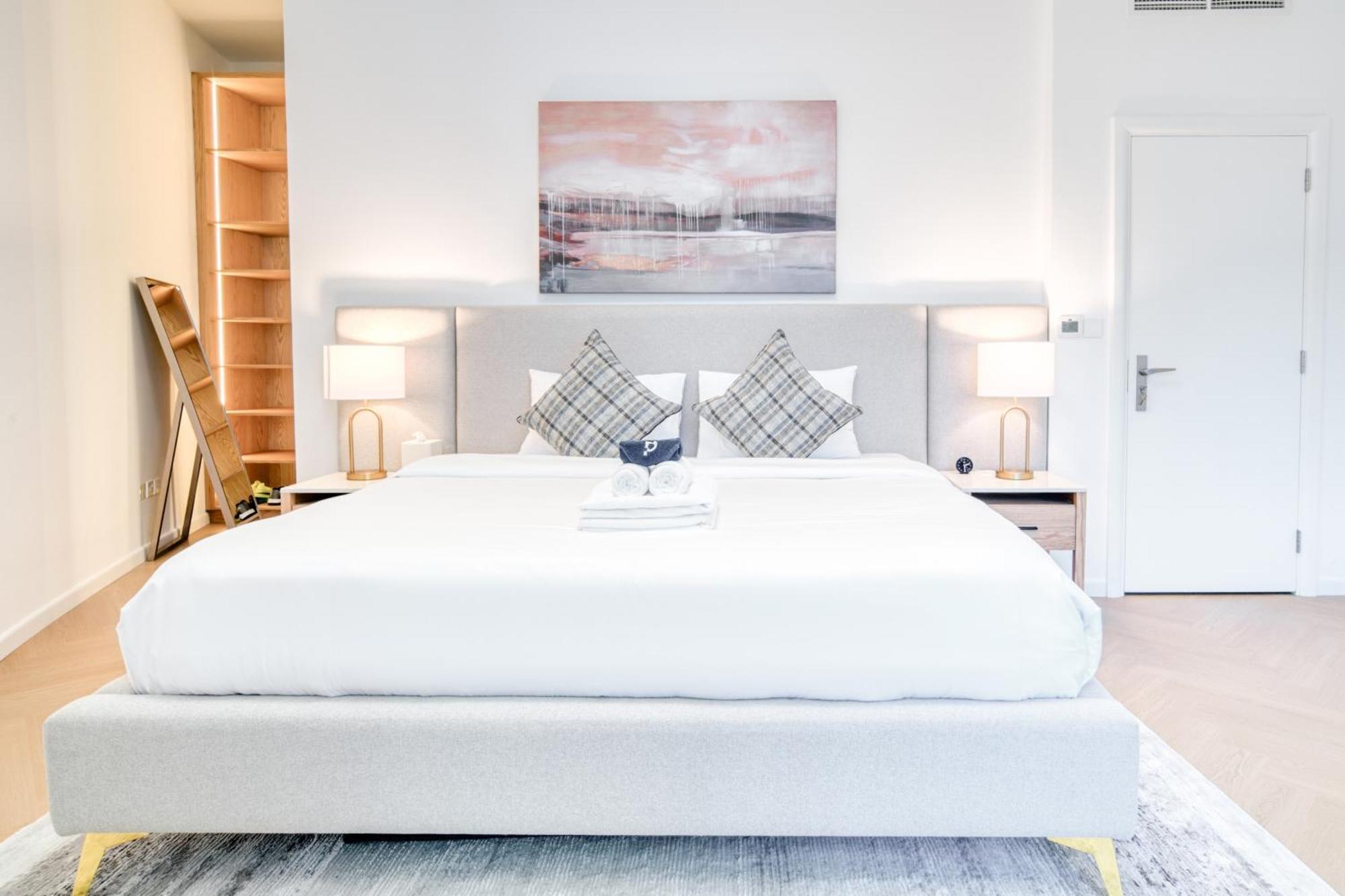 Stylish Upgraded 3br Retreat In Marina Apartment *
