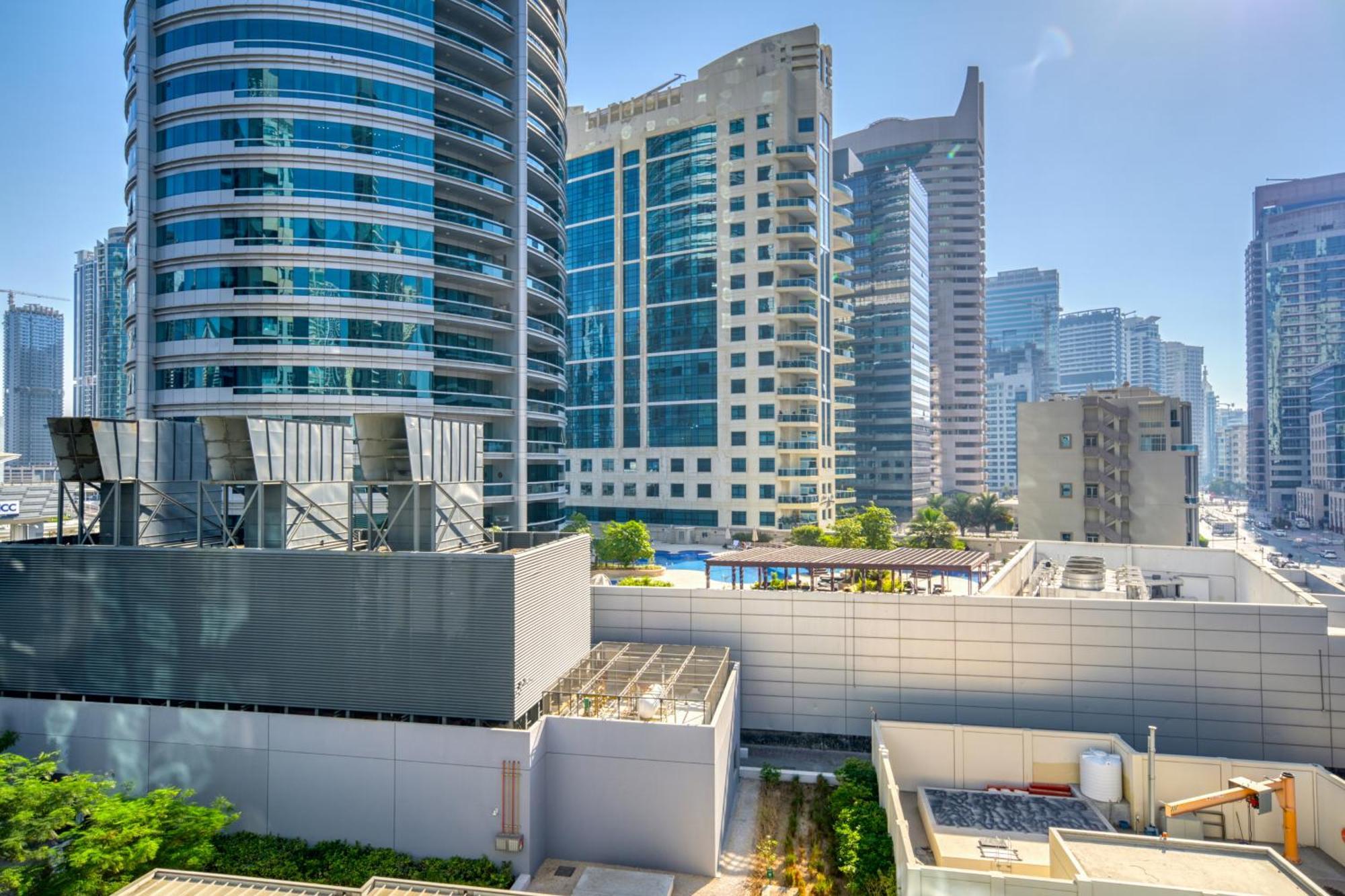 Stylish Upgraded 3br Retreat In Marina *