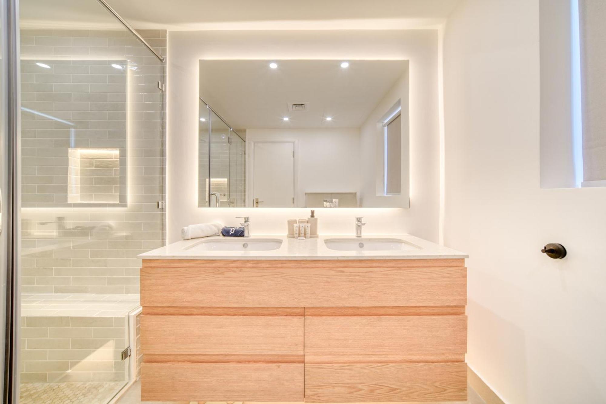 Stylish Upgraded 3br Retreat In Marina *