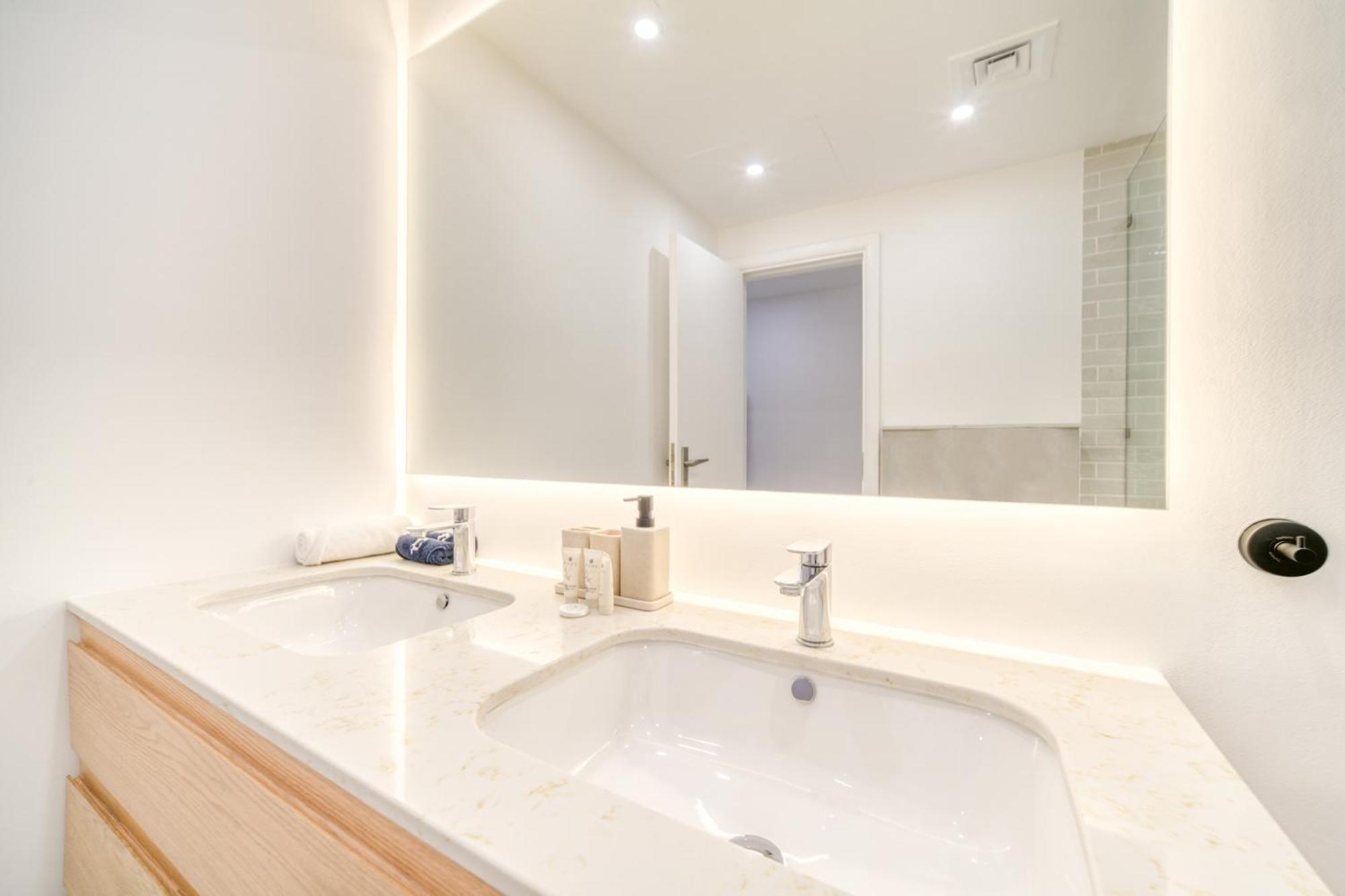 Stylish Upgraded 3br Retreat In Marina * Dubai