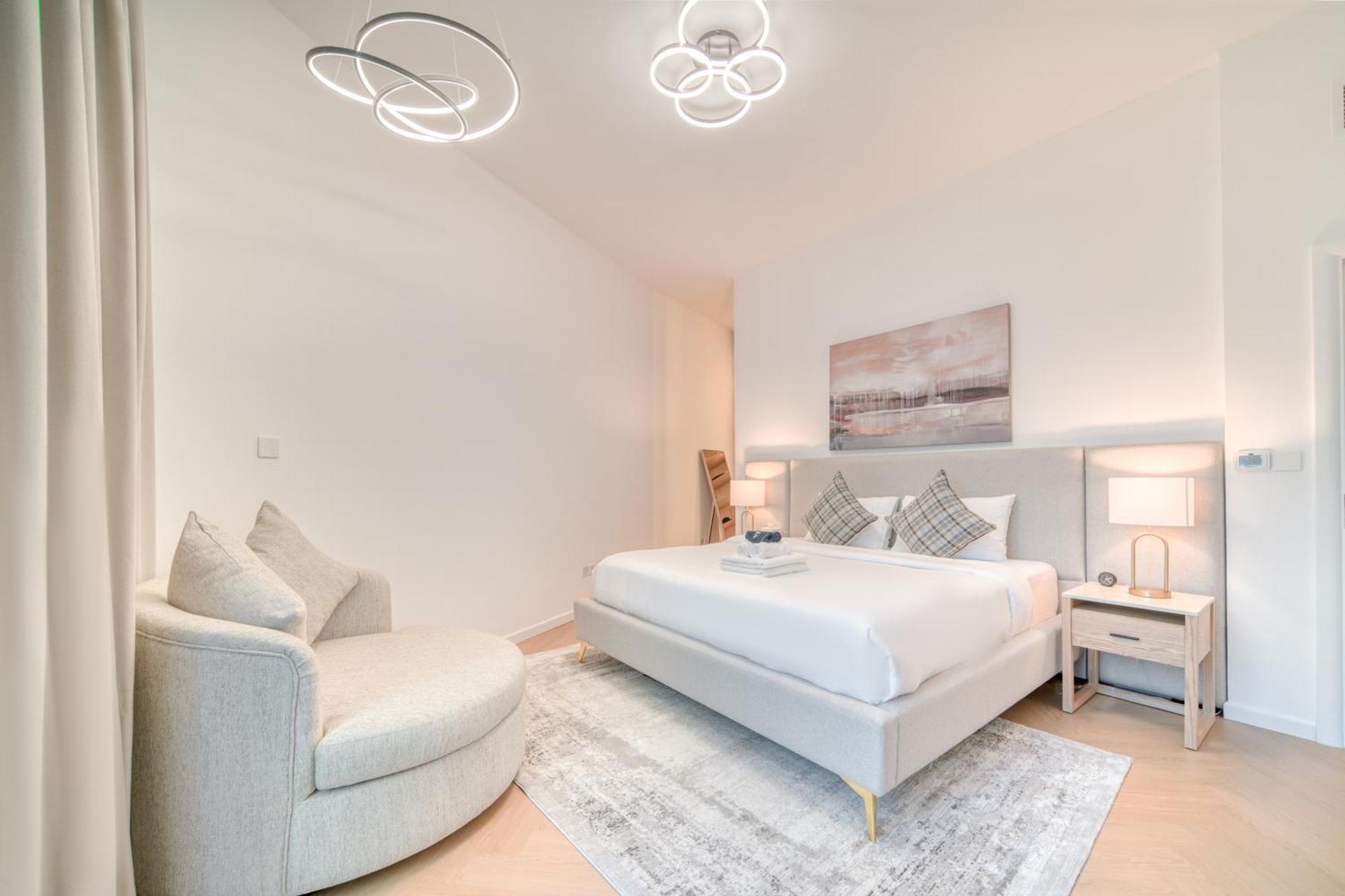 Apartment Stylish Upgraded 3br Retreat In Marina