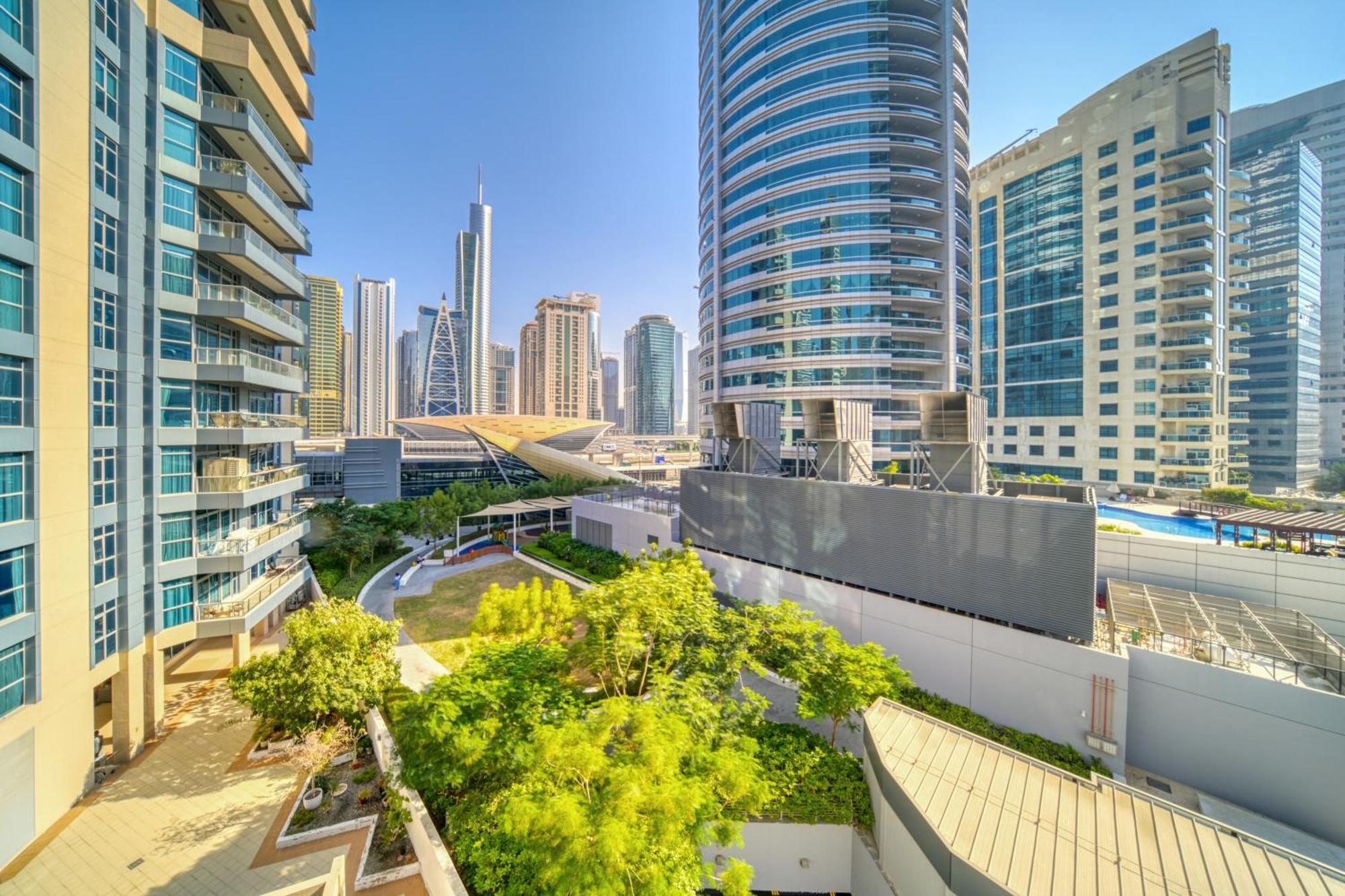 Stylish Upgraded 3br Retreat In Marina *