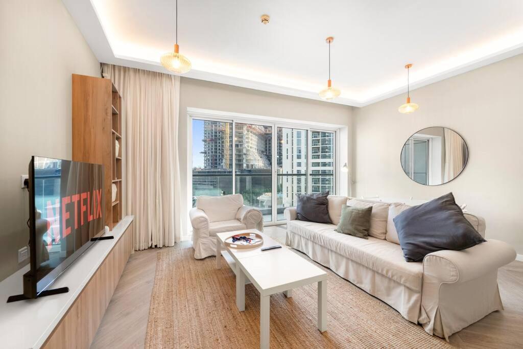 Apartamento Vibrant 2br Escape With Pool & Gym Dubai