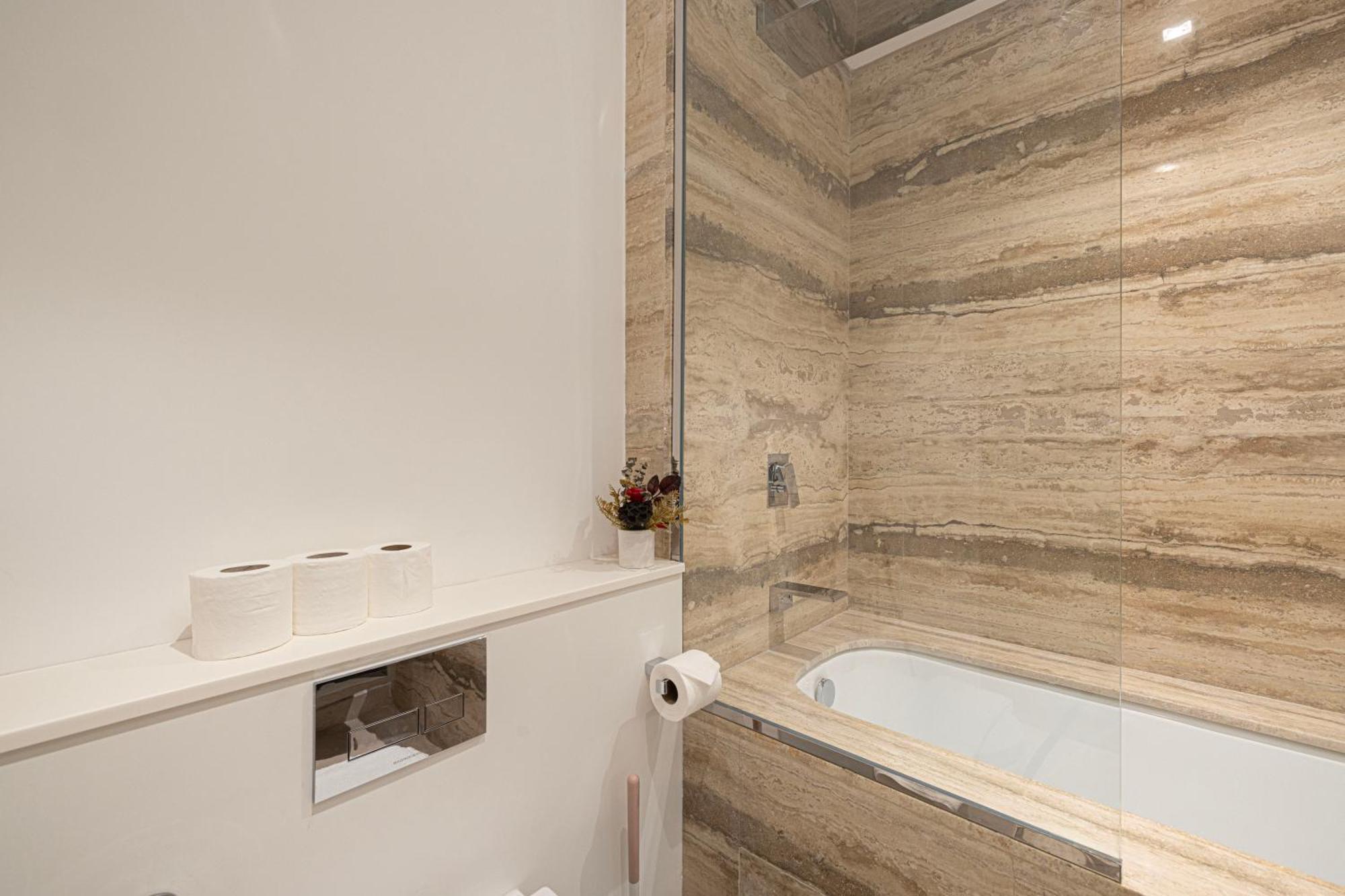 Luxurious New Studio! 2 Double Beds! Sleek Design & High-end Amenities In Downtown *