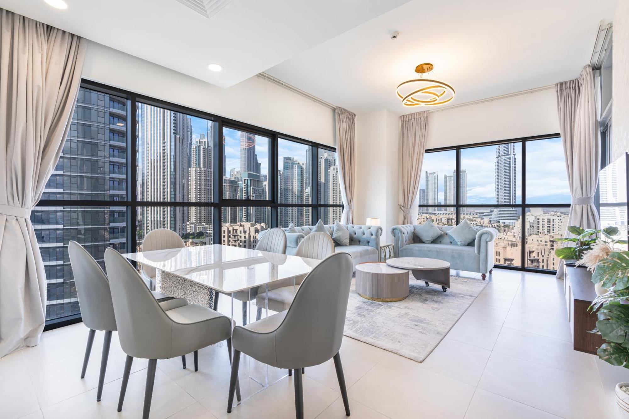 Family In Downtown Overlooking Burj Khalifa Apartment Dubai