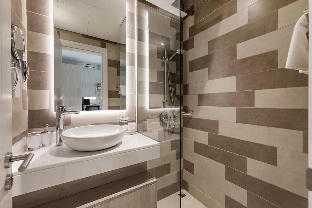 Modern In Seven Palm Apartment
