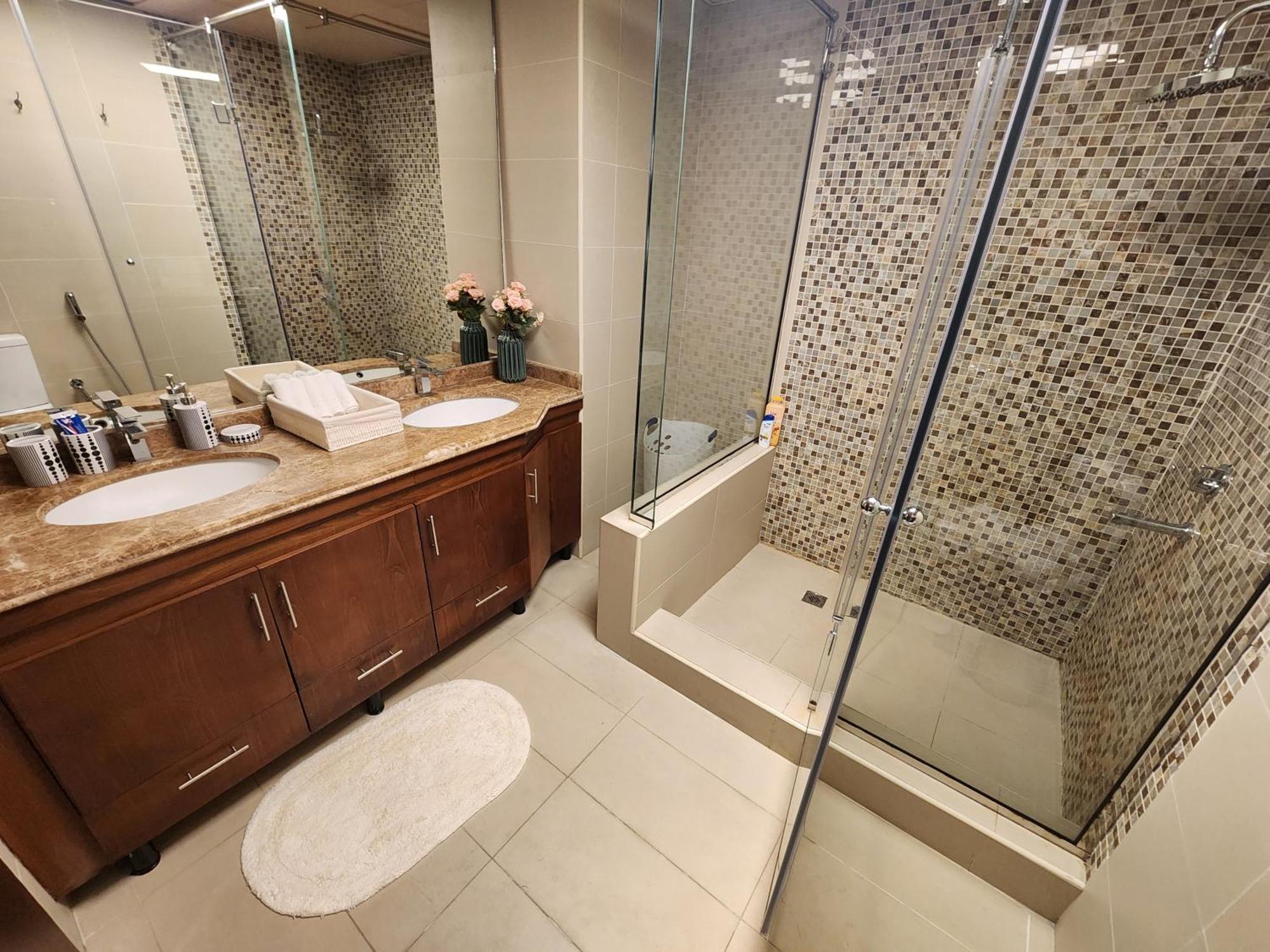 Modern Spacious 3-bedroom Maid's With Marina Views Apartment Dubai