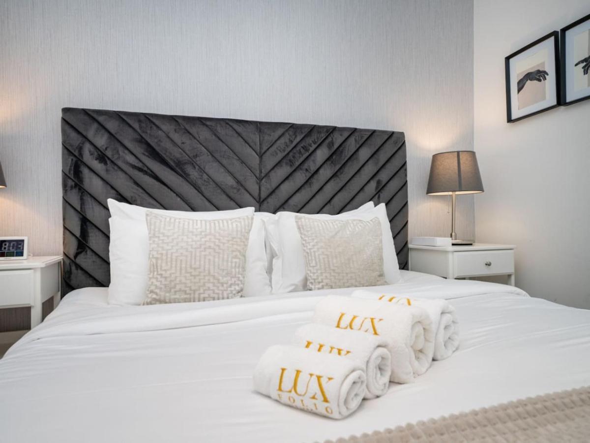 Stunning 2 Bed With Full Ain Views Apartment *