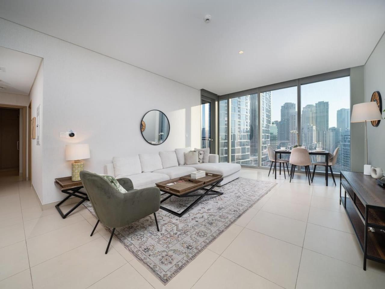 Stunning 2 Bed With Full Ain Views Apartment