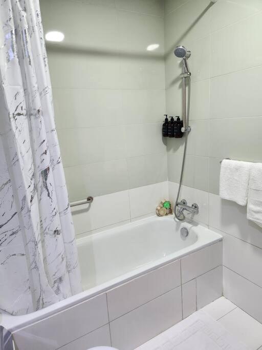 Elegant In Marina, Large 1br In Marina Heights Dubai