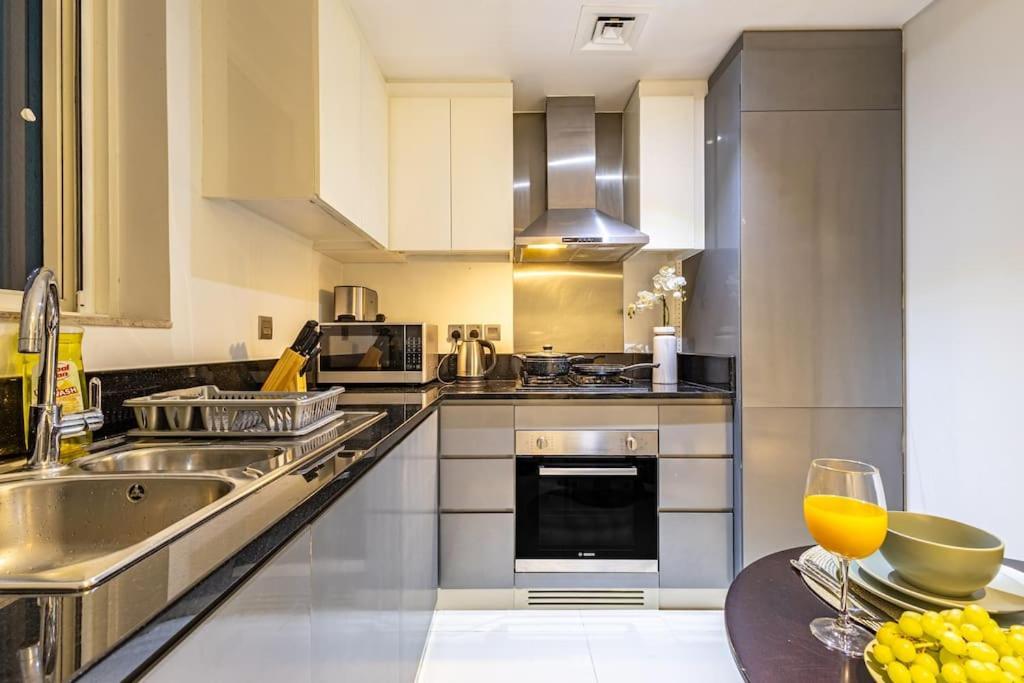 Apartment Spacious With Pool - Canal & Burj Views Dubai