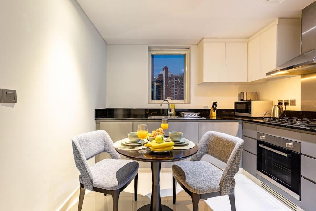 Apartment Spacious With Pool - Canal & Burj Views *