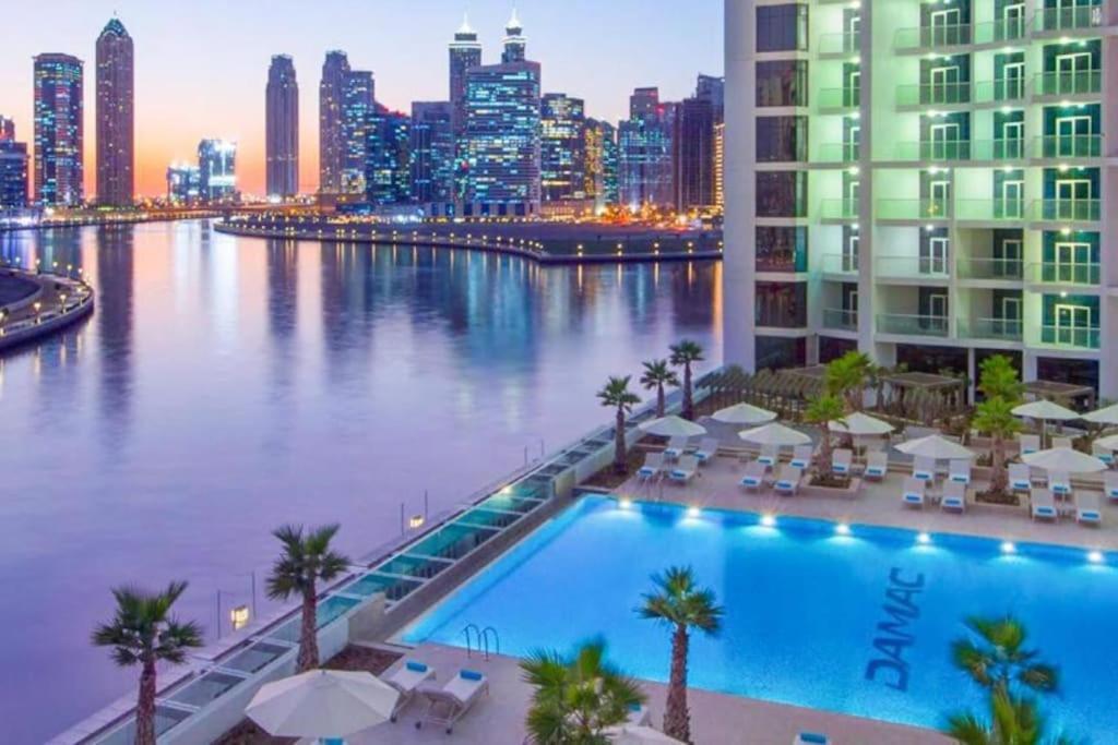 Apartment Spacious With Pool - Canal & Burj Views *