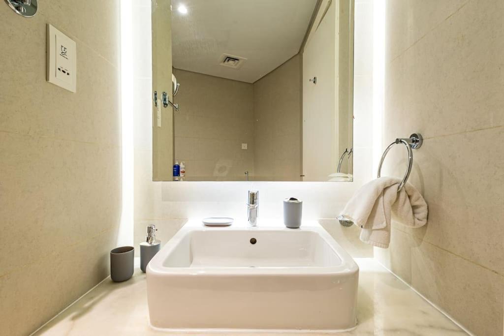 Spacious With Pool - Canal & Burj Views Dubai