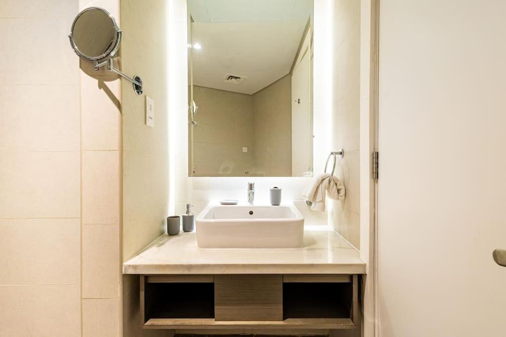 Spacious With Pool - Canal & Burj Views Apartment Dubai