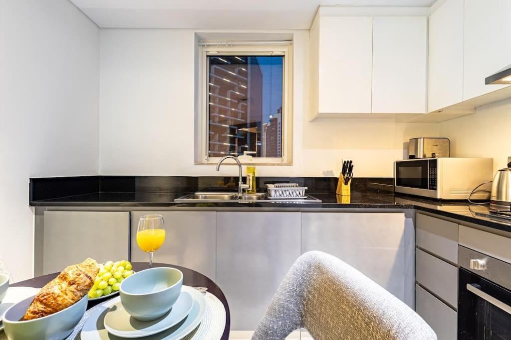 Spacious With Pool - Canal & Burj Views Apartment