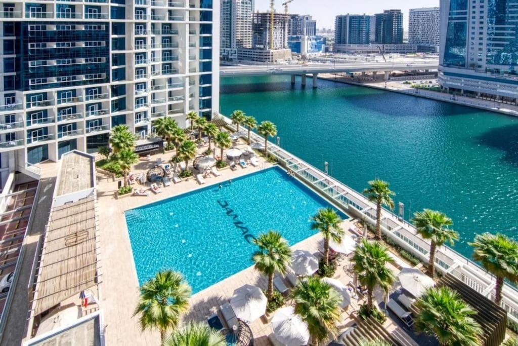 Spacious With Pool - Canal & Burj Views Apartment Dubai