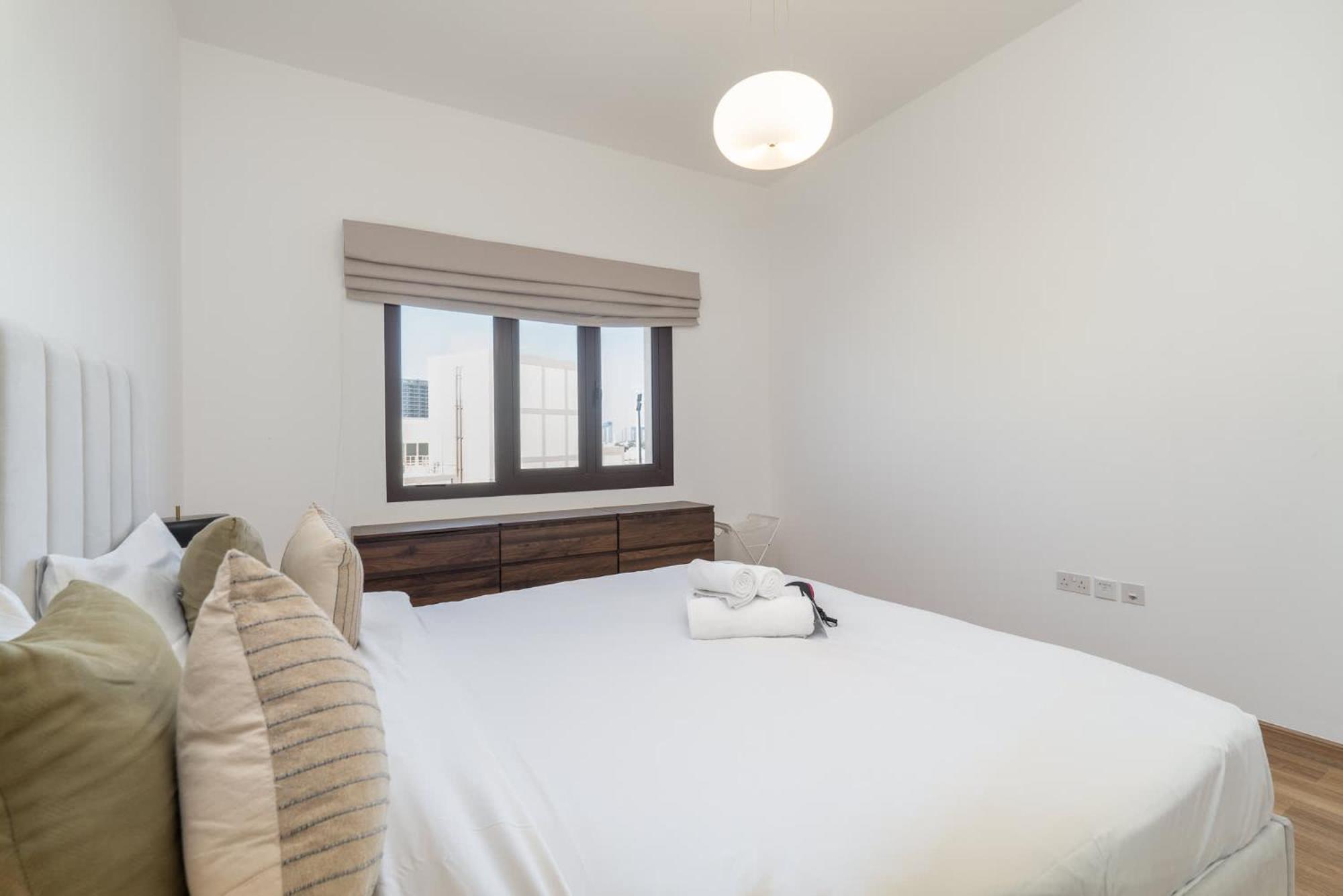 Stylish 2-bedroom With Balcony Views In Apartment