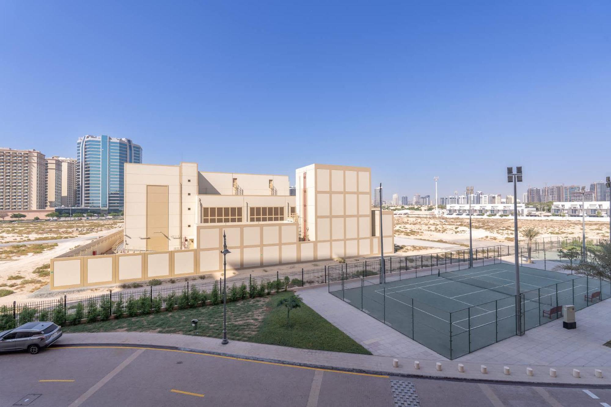 Stylish 2-bedroom With Balcony Views In Apartment *