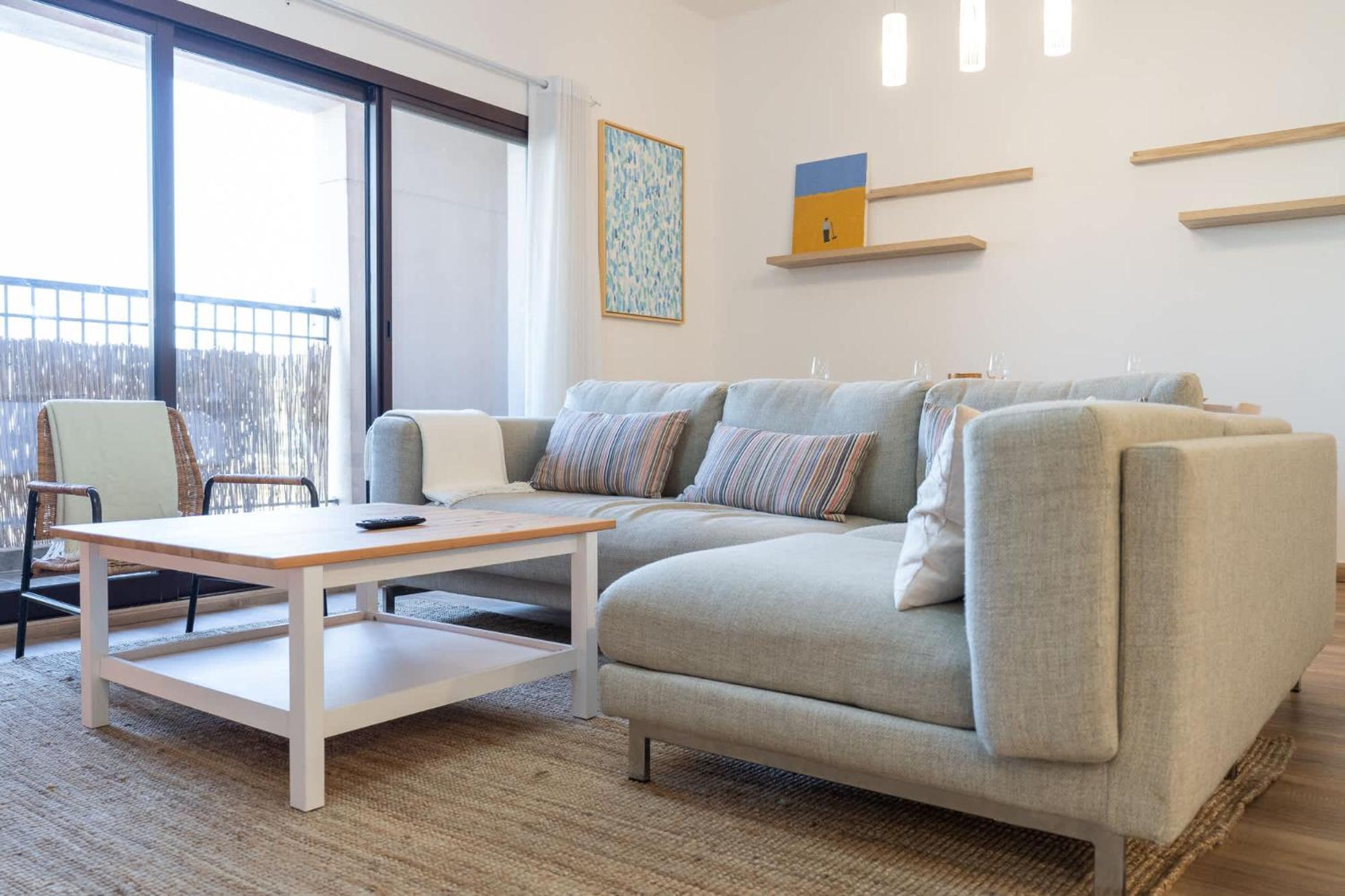 Apartment Stylish 2-bedroom With Balcony Views In