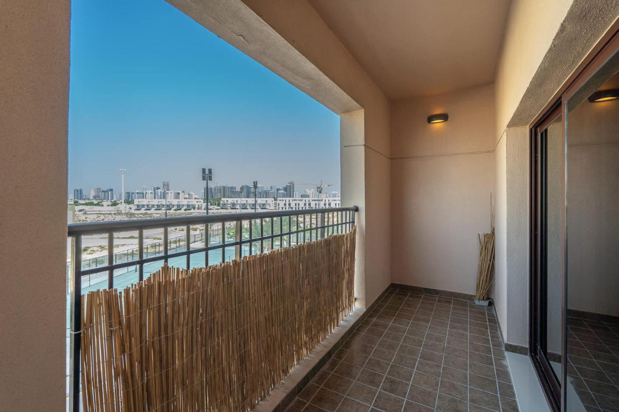 Apartment Stylish 2-bedroom With Balcony Views In