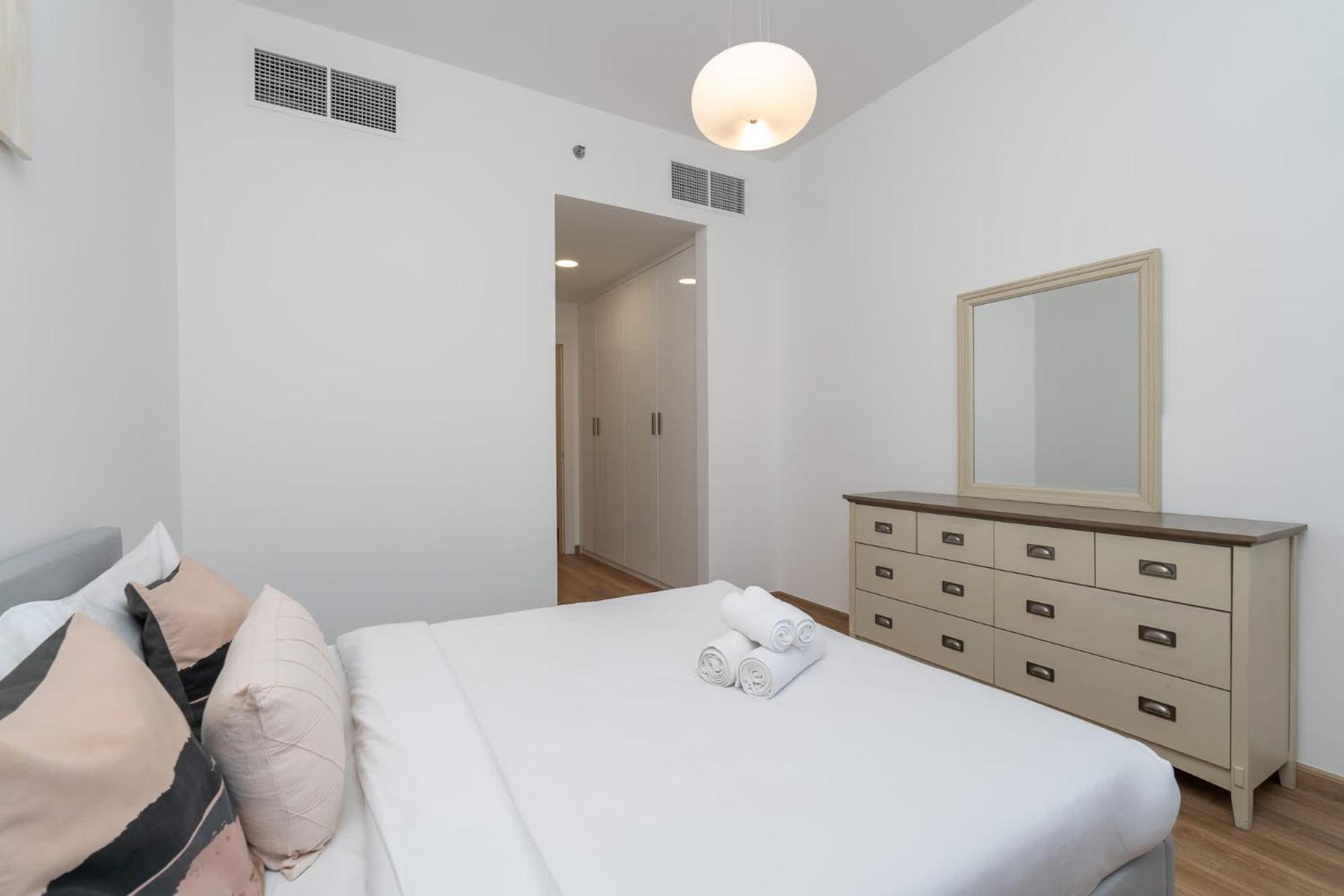 Stylish 2-bedroom With Balcony Views In Apartment *