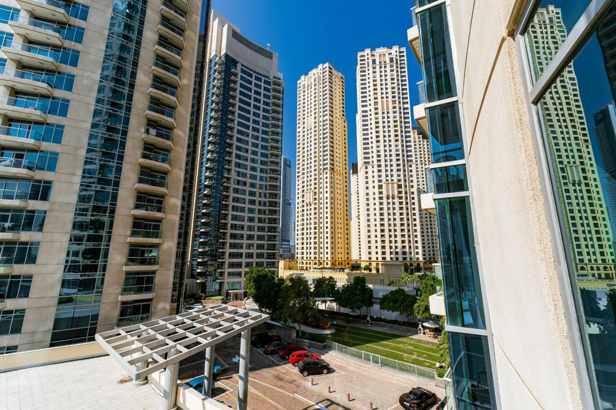 Luxury 1br In Bonaire Tower - Stunning Marina View & Five-star Amenities, Managed By Think Realty Dubai