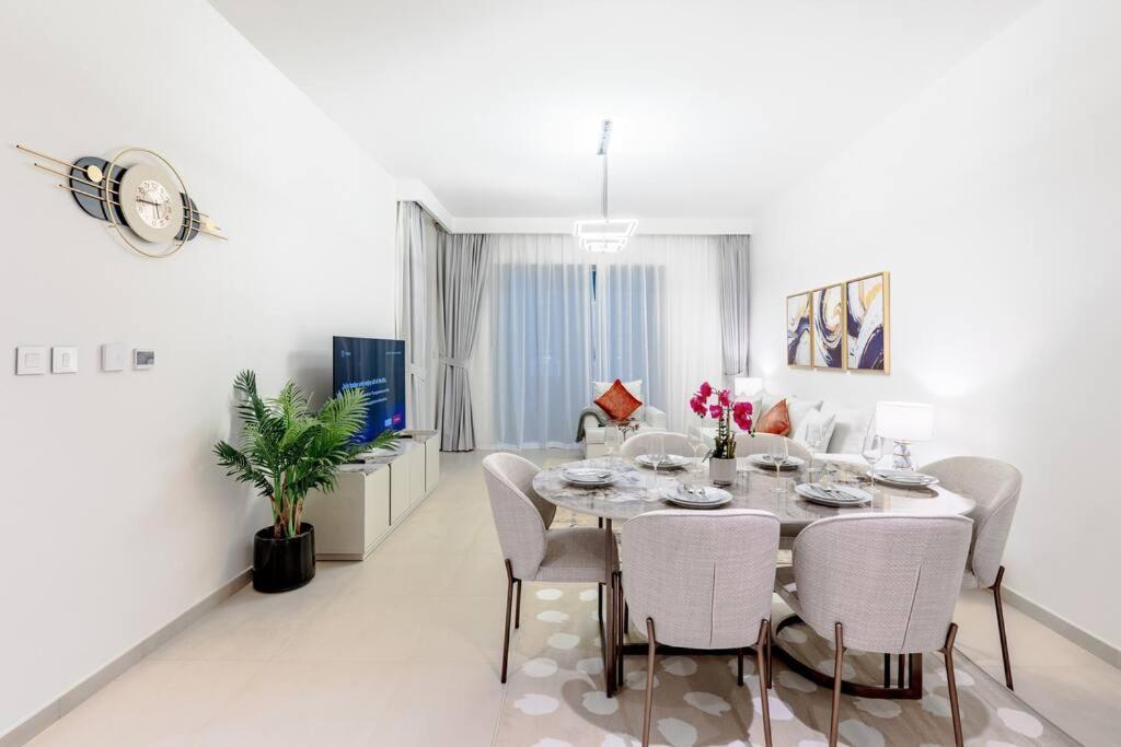 Luxurious 2br With Burj Khalifa View Apartment *