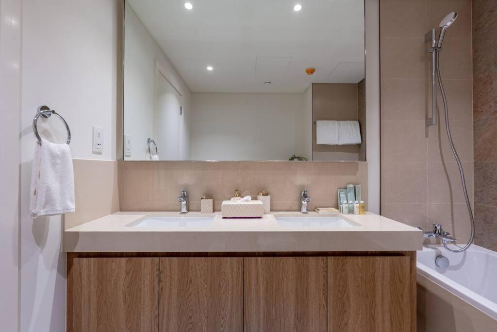 Luxurious 2br With Burj Khalifa View