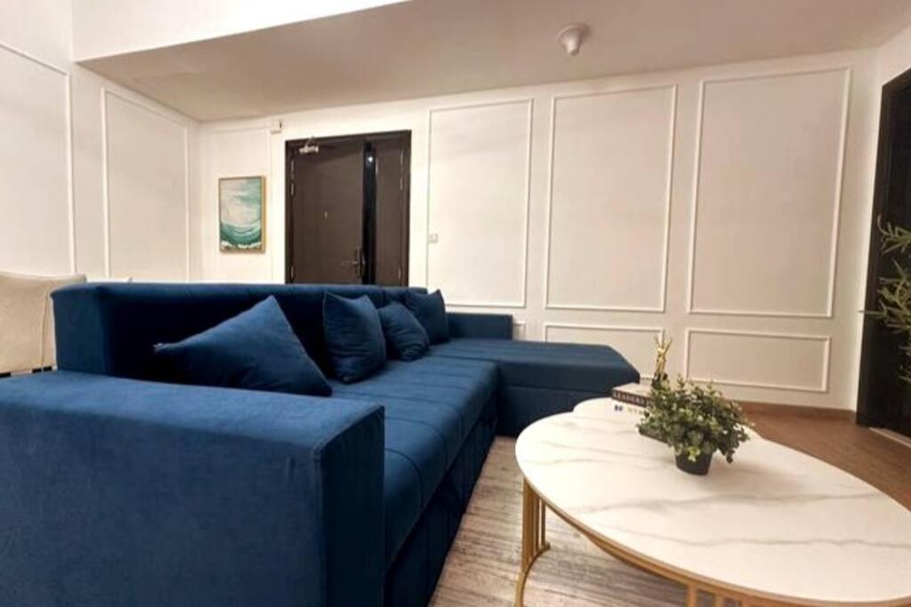 Apartment Stunning Newly Furnished Marina