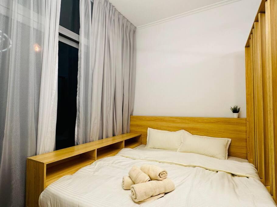 Stunning Newly Furnished Marina Apartment *