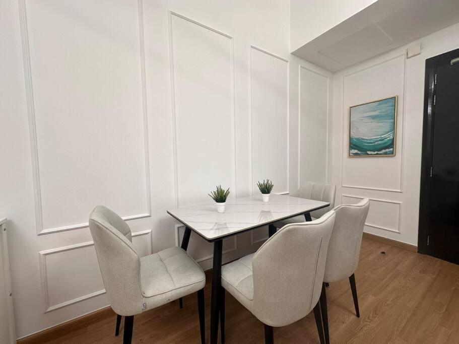 Stunning Newly Furnished Marina Apartment