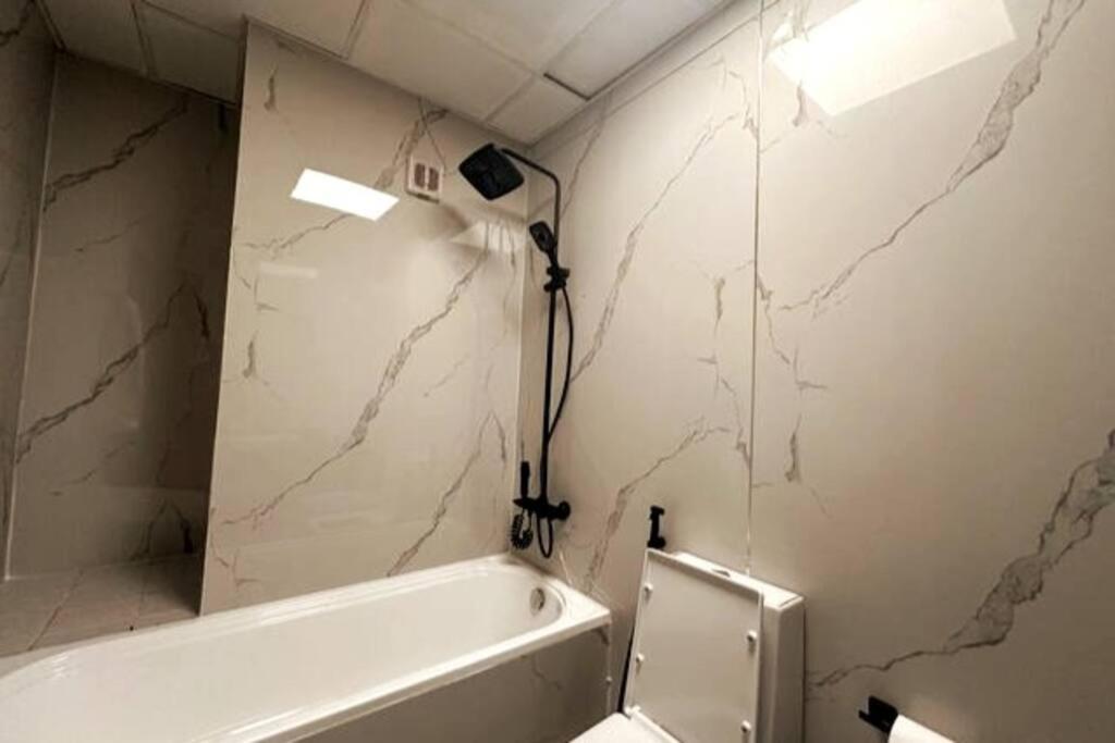 Stunning Newly Furnished Marina Apartment