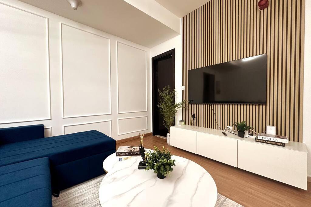 Stunning Newly Furnished Marina Apartment