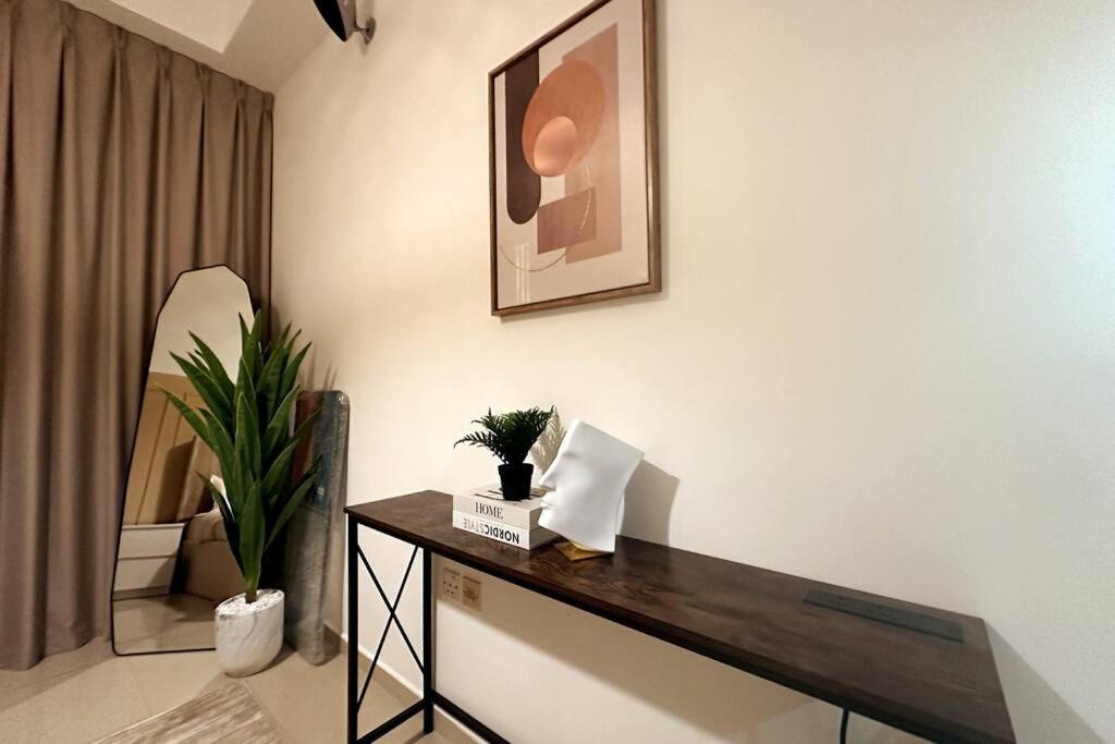 Stunning Newly Furnished Marina Apartment