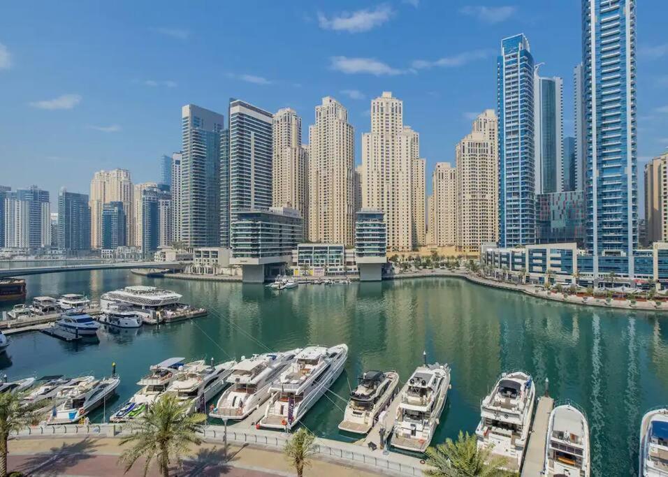 Stunning Newly Furnished Marina Apartment *