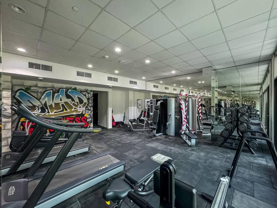 Apartment Serene With Pool And Gym