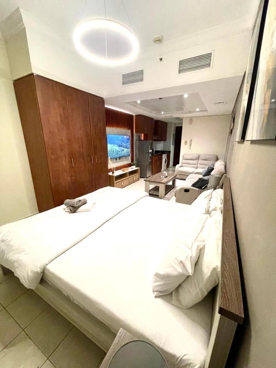 Apartment Ultimate Luxury Apt Near Metro! Dubai