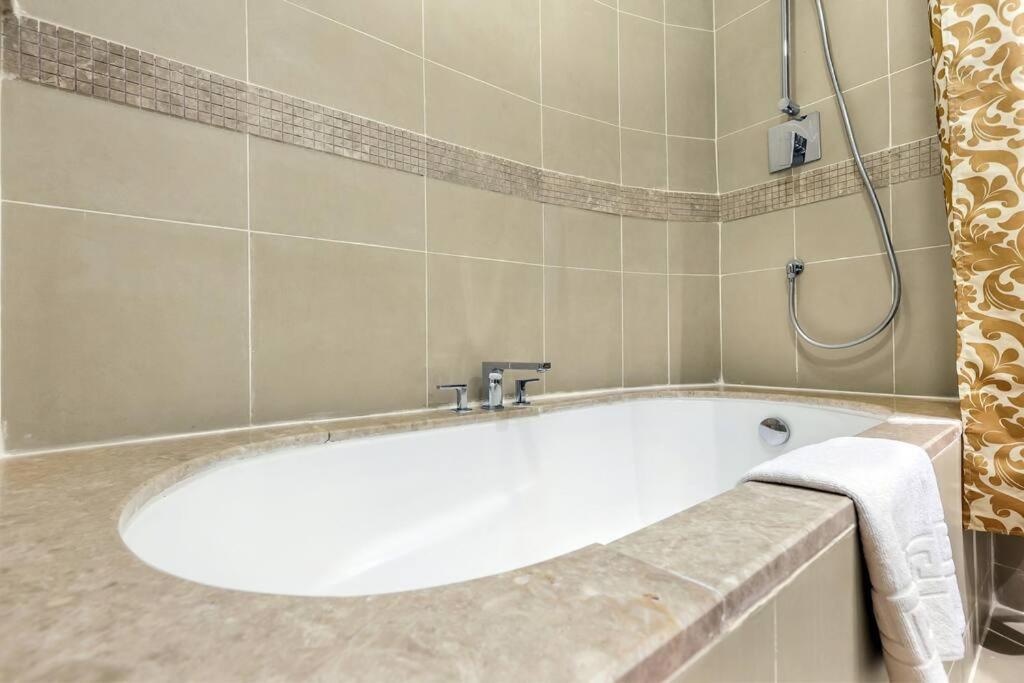 First Class 3br Panoramic Skyline View Dubai