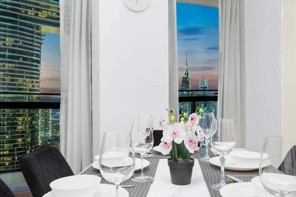 First Class 3br Panoramic Skyline View *