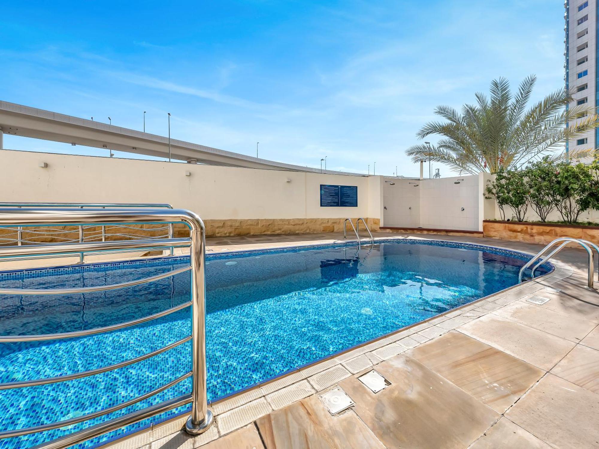 Spacious Near Metro & In Marina *
